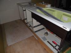 システムキッチン組立作業中