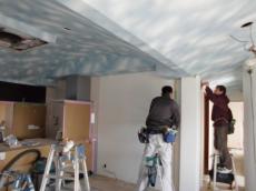 天井と壁のクロス貼り作業中