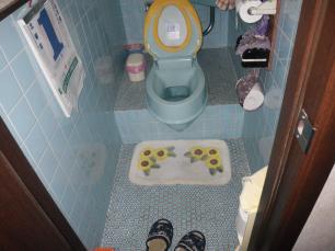 YoroTsamaToiletMae2.jpg